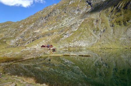 CFA: Over a third of Romanians spend more than usual over the holidays, 60% exceed budget – Romania Insider