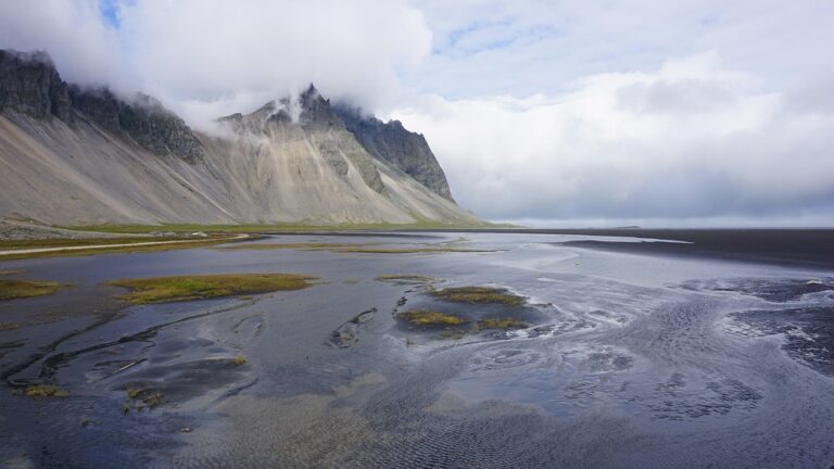 Tourists Brave Danger as Rogue Waves Hit Iceland’s Deadliest Beach (Video)
