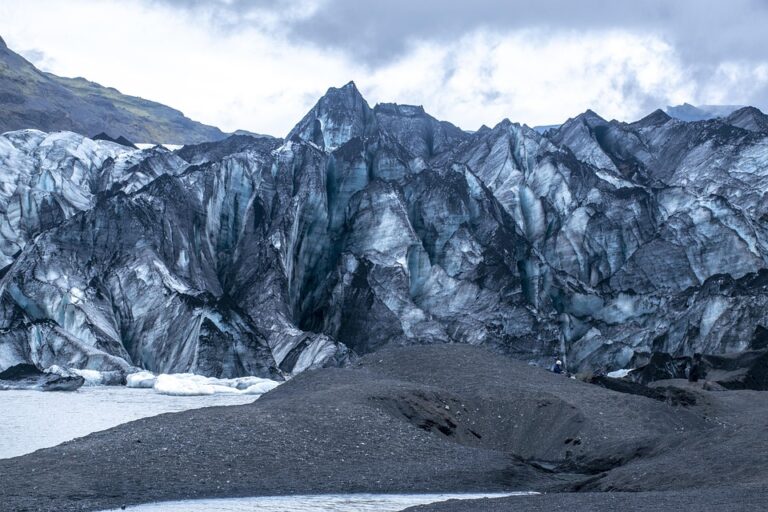 EasyJet A320 Pilot Misses Iceland Landing, Flight Diverted to Edinburgh
