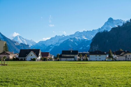 Switzerland to expand rail network and drop more than 30 road projects – SWI swissinfo.ch