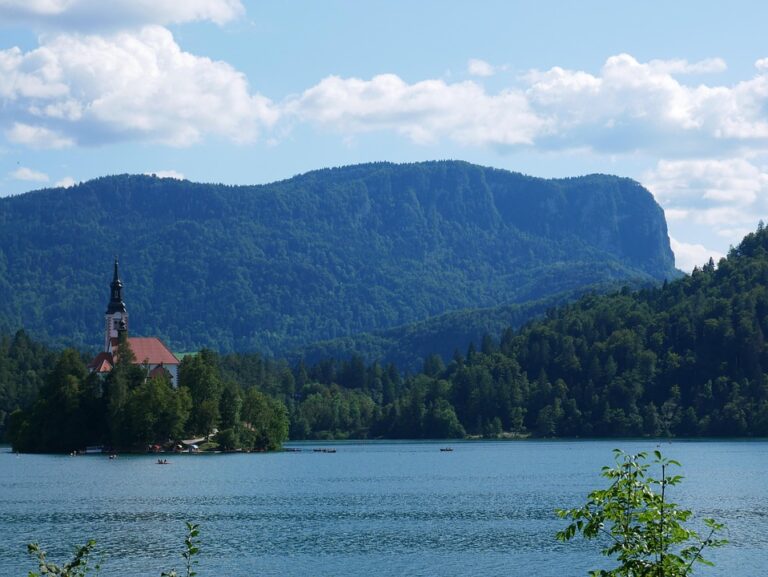 Croatia Edges Slovenia in Thrilling Handball Derby to Stay on Track for Semi-Finals