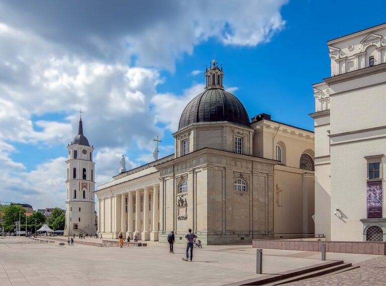 Lithuania Bans Pro-War Russians and Belarusians from Public Activities ¤