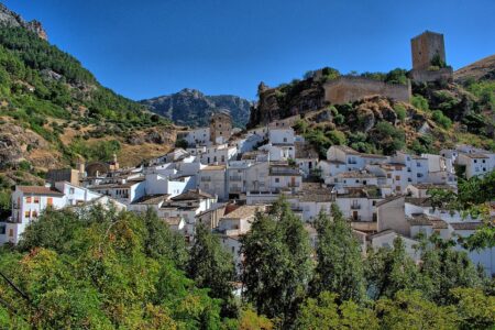How Spain’s Youth Travel Scheme is Revolutionizing Coach Tourism ¤